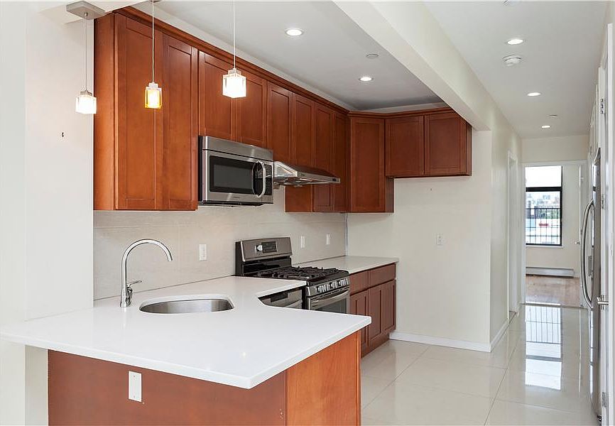 1st image of 147 Sackett St APT 3