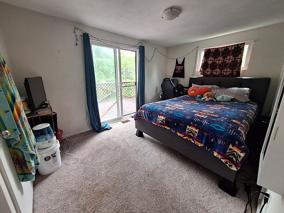 5th image of 130 Christopher Cir