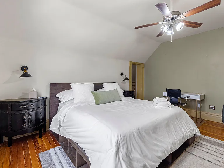 Primary Bedroom (King Bed)