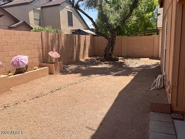 530 E Kerry Ln — Photo 35