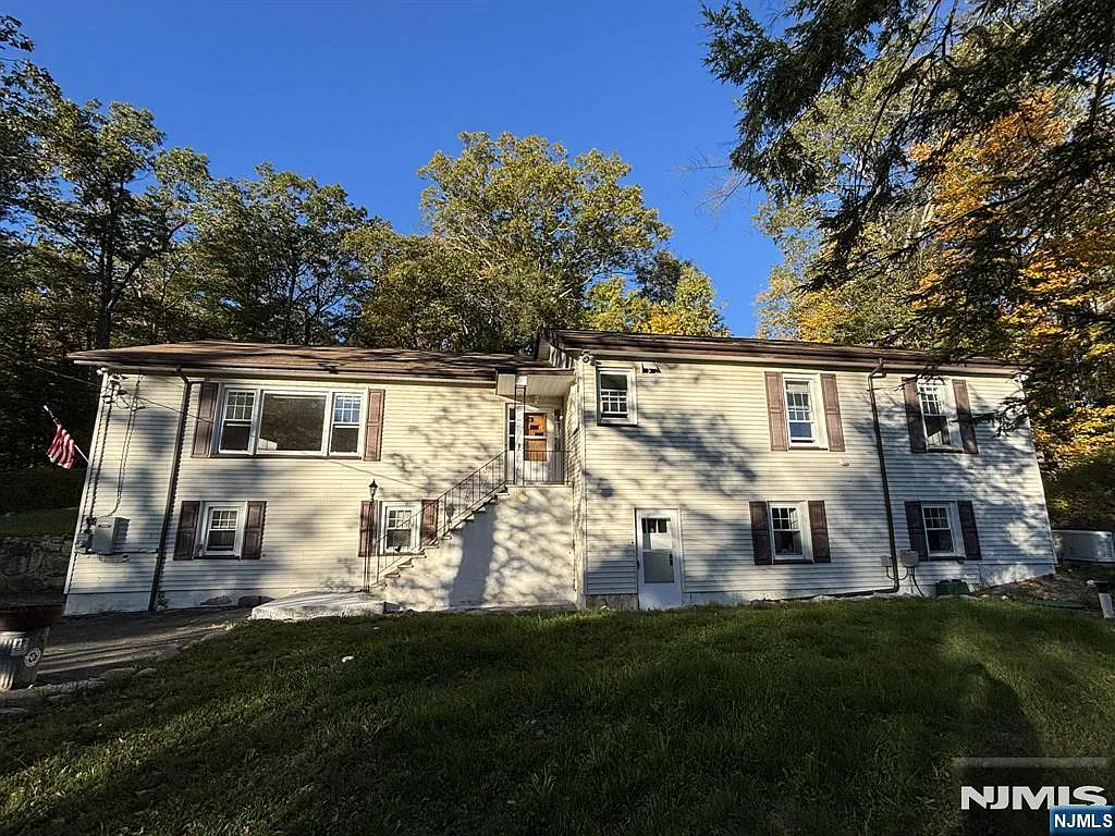 4 bed, 2.0 bath, $3,300 — Photo 2