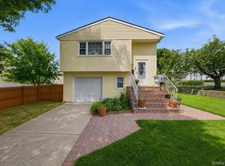 380 Sheridan St, Westbury, NY 11590