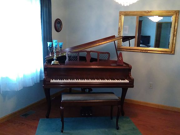 Formal dining/piano room.