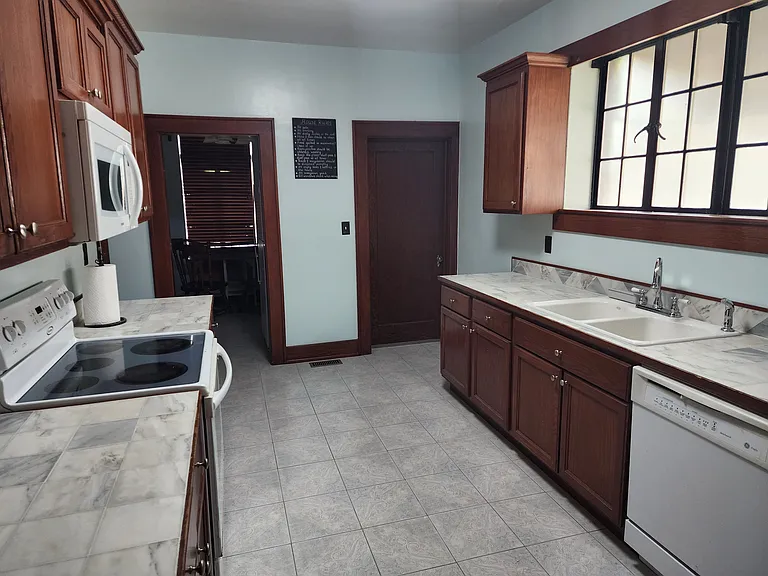 Kitchen with dishwasher