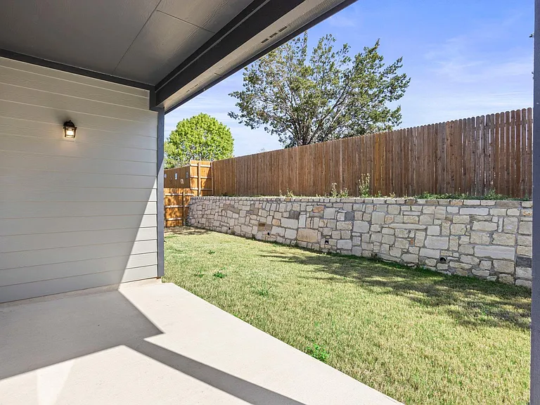 305 Brooks Ranch Dr — Photo 32