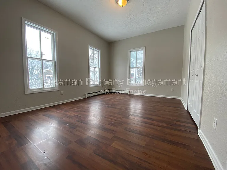 421 Oak St #1 — Photo 5