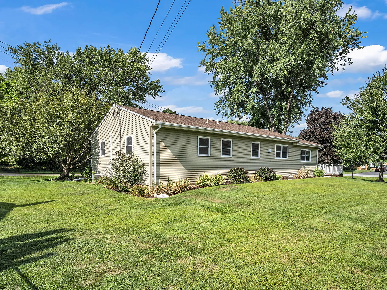 3 bed, 1300 sqft, $2,400 — Photo 3