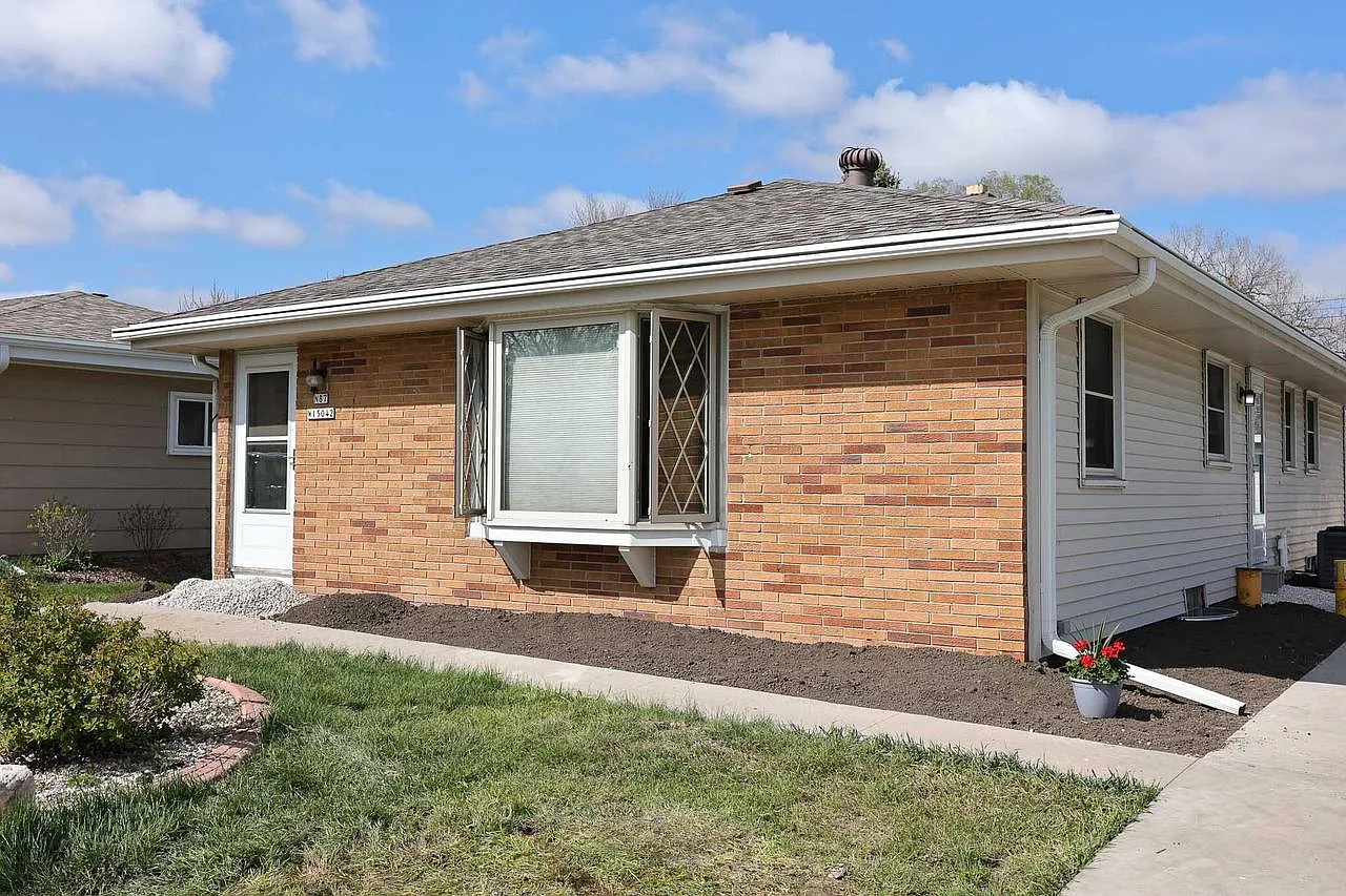 N87W15042 Rozanne DRIVE photo 1