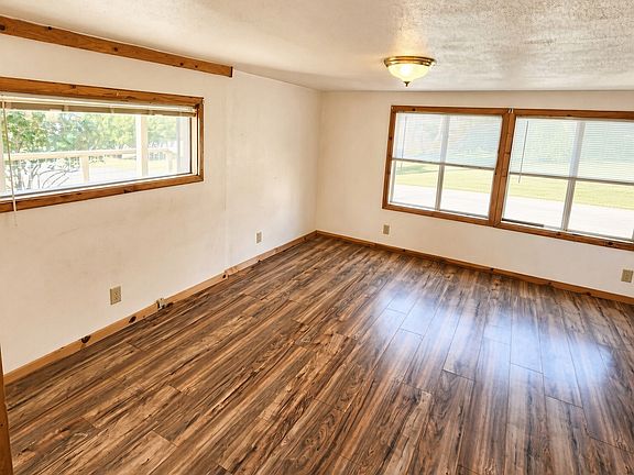 5th image of 108 Cedar St