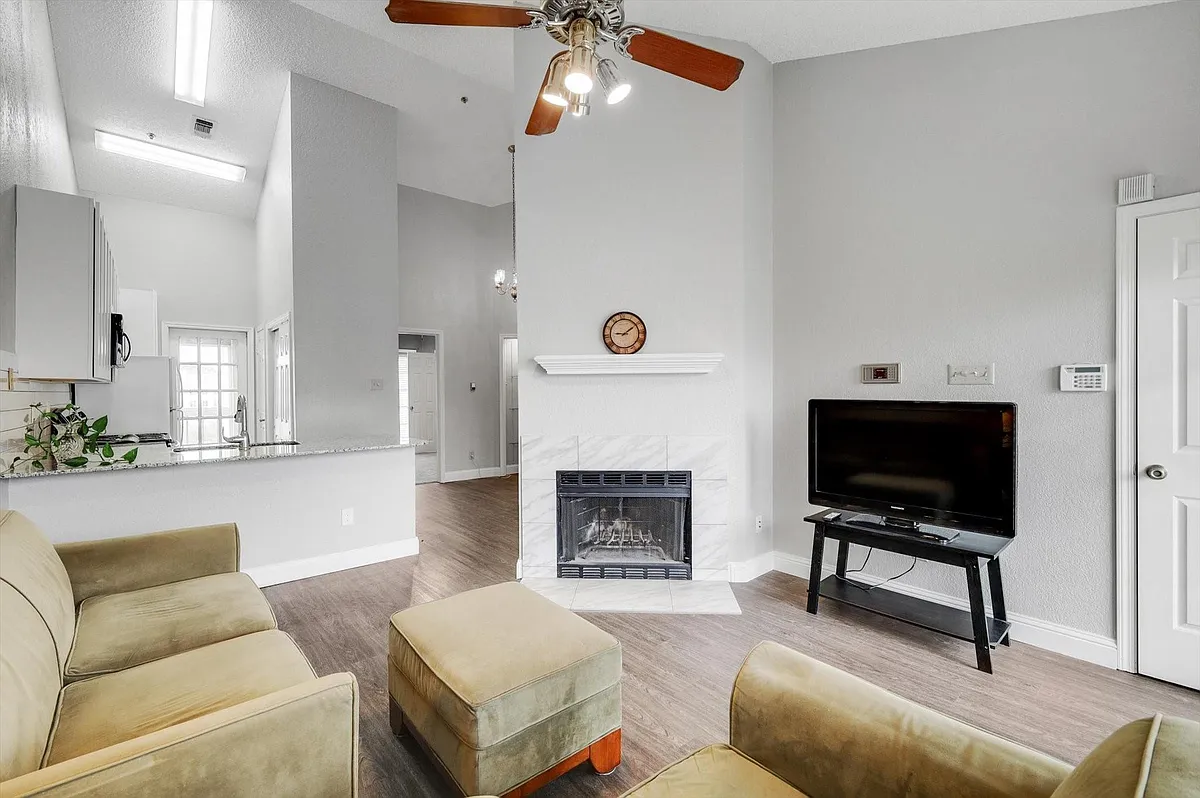 Photo 1 of 20 - 4800 W Lovers Ln #521 - Dallas, TX Primary Photo - 4800 W Lovers Ln #521