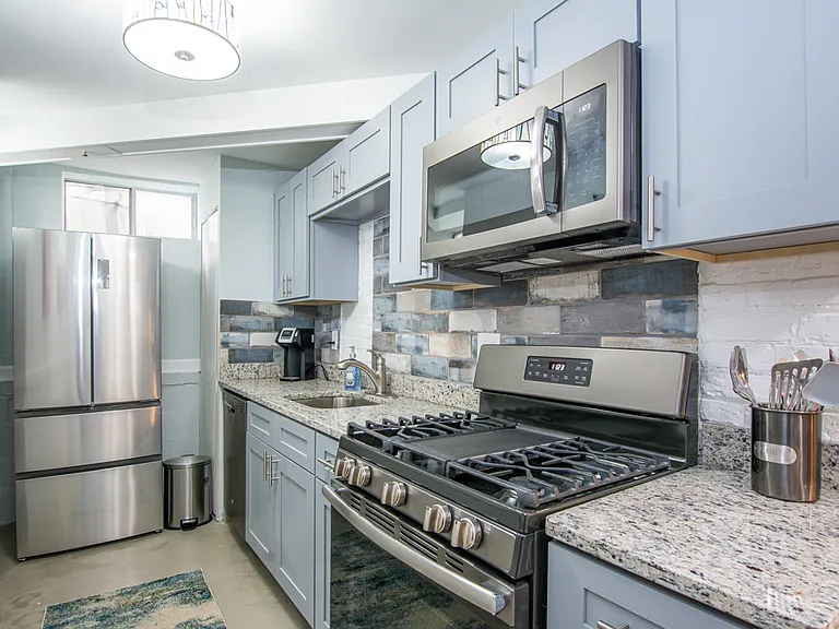 674 Boulevard SE #B — Photo 1