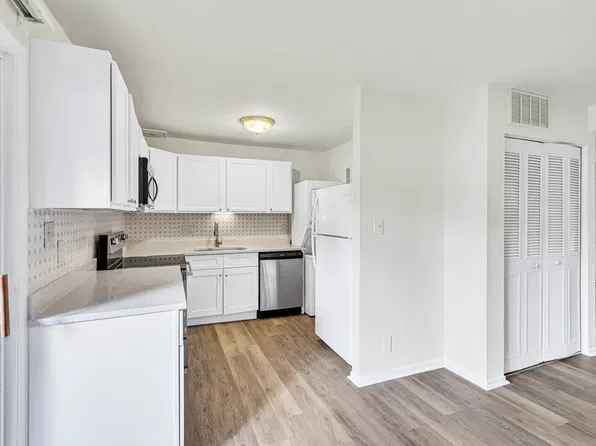 226 N Auburn Dr, Sterling, VA 20164