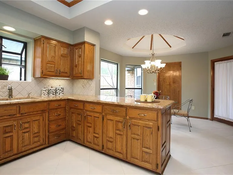 2127 Windy Ridge Ln — Photo 2