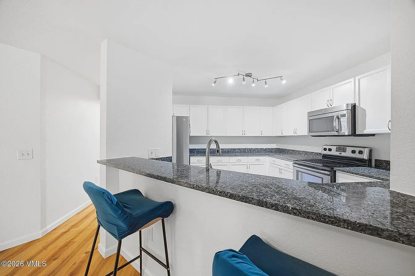 2 bed, 1061 sqft, $3,350 — Photo 3