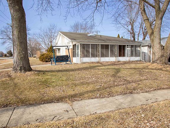 4th image of 33618 Warren Rd