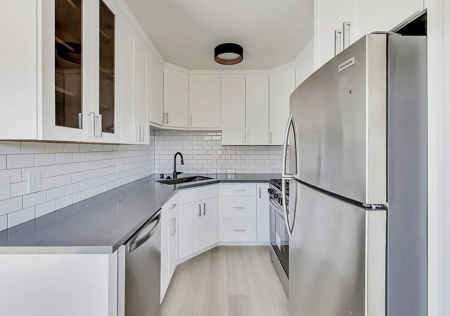 Newly Renovated 1 Bedroom Apartment ~ Downtown Burlingame — Photo 4