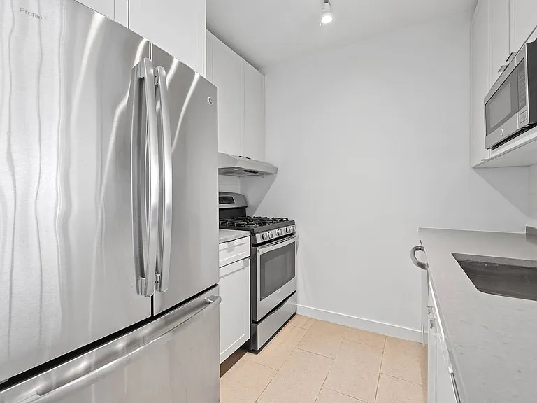 420 W 42nd St #27D — Photo 8