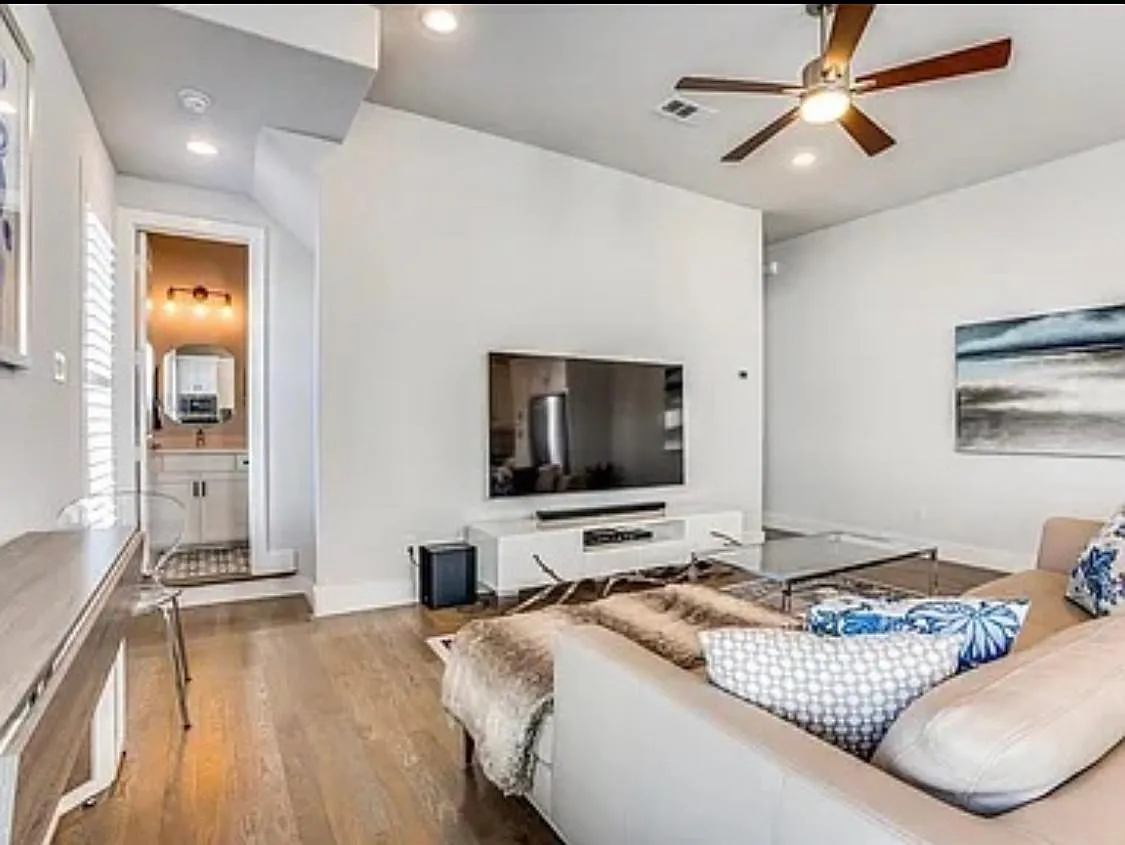 2 bed, 2.5 bath, 1488 sqft, $3,100 — Photo 4