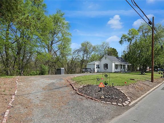 4th image of 1723 E Meadow Rd