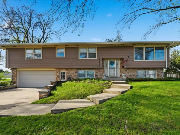 1665 25th Ave, Marion, IA 52302