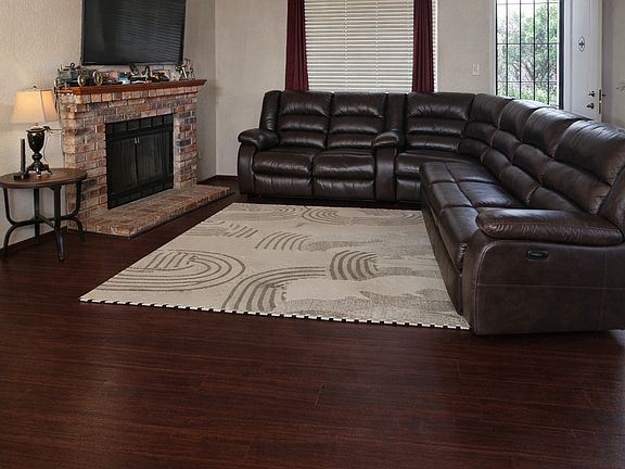 5th image of 310 Yosemite Dr