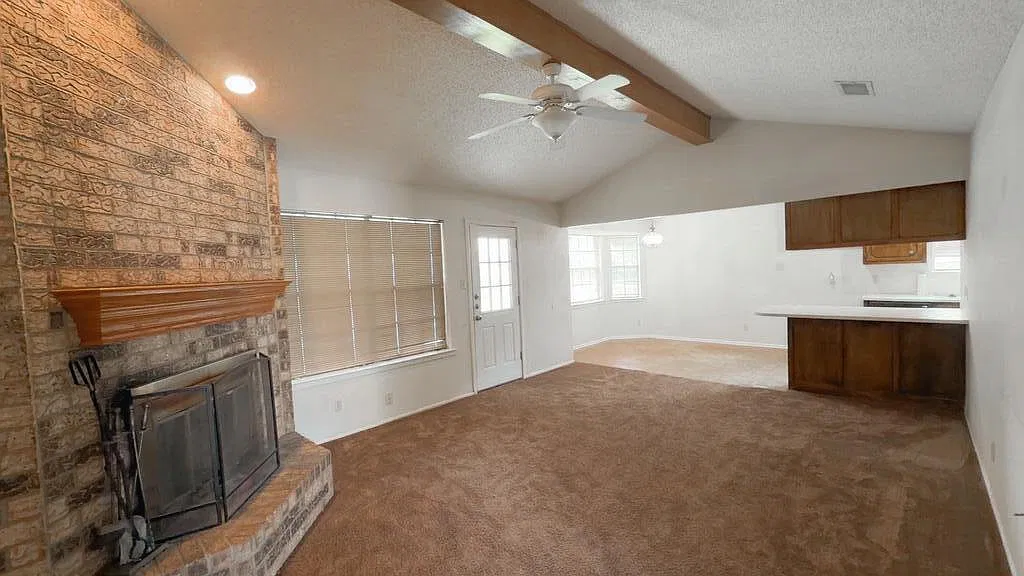 3 bed, 2.0 bath, 1402 sqft, $1,800 — Photo 2