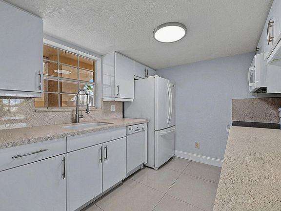 3rd image of 6300 La Costa Dr