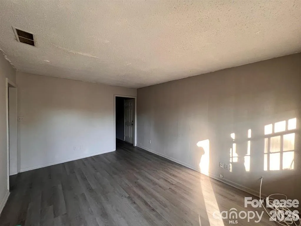 2 bed, 1.0 bath, 800 sqft, $800 — Photo 2