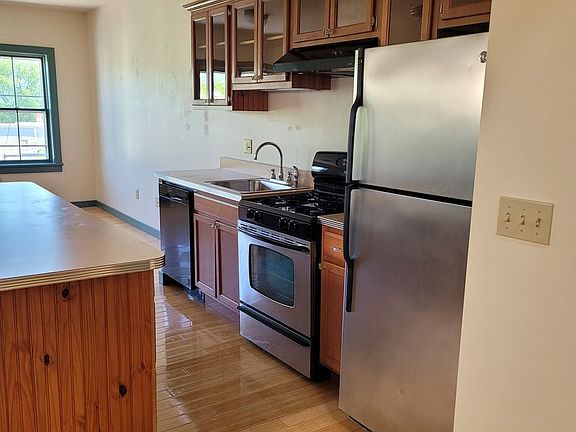 2nd image of 165 Main St APT B
