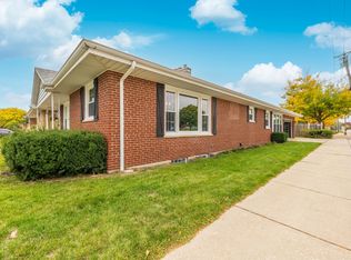 8000 Country Club Ln, Riverside, IL 60546