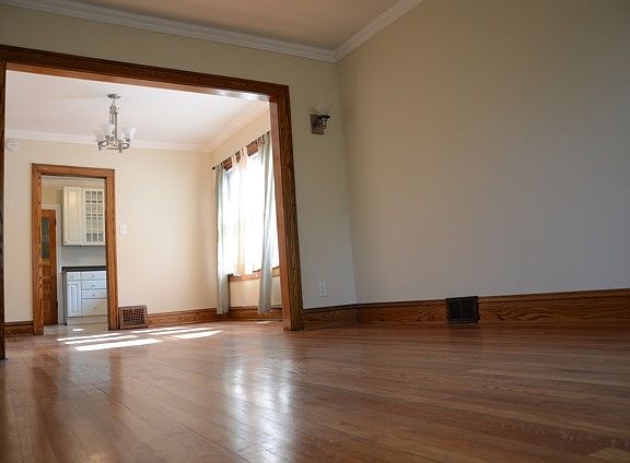 4th image of 225 W School St