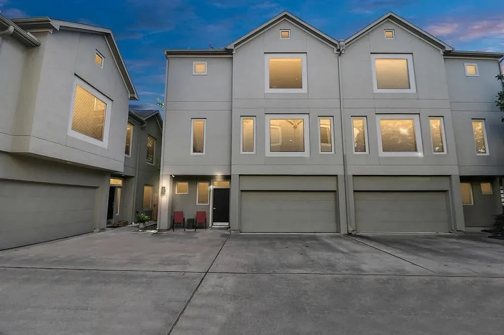 4422 Center St — Photo 1