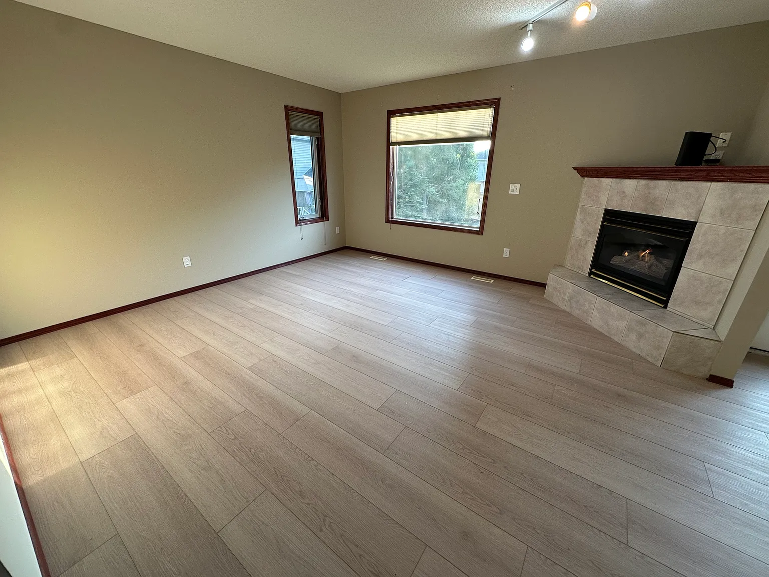 3 bed, 2.5 bath, 1700 sqft, $2,000 — Photo 3