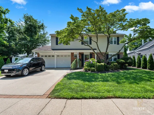 18 Shubert Lane, Bethpage, NY 11714