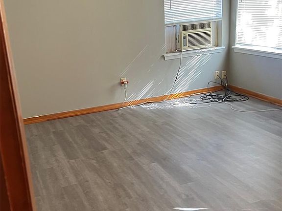 4th image of 709 W 11th St