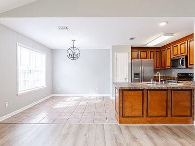 4th image of 1827 Hazel Dr