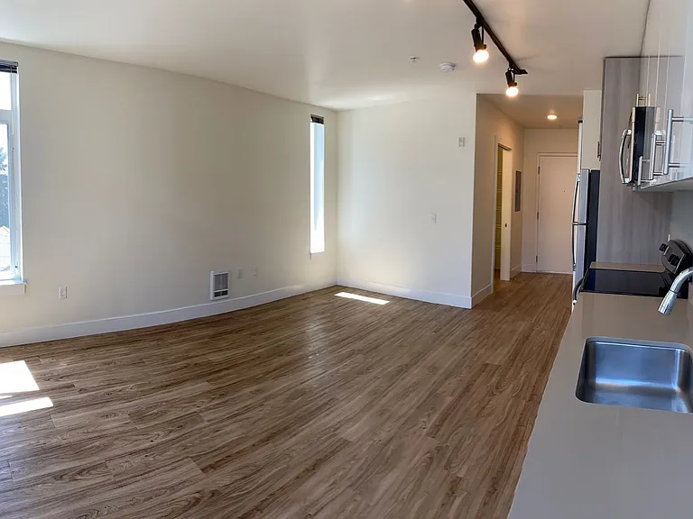The Local 422 — Photo 18