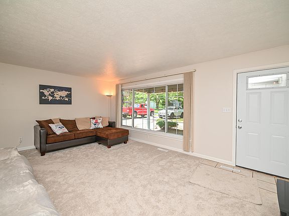 4th image of 1004 Adare Rd