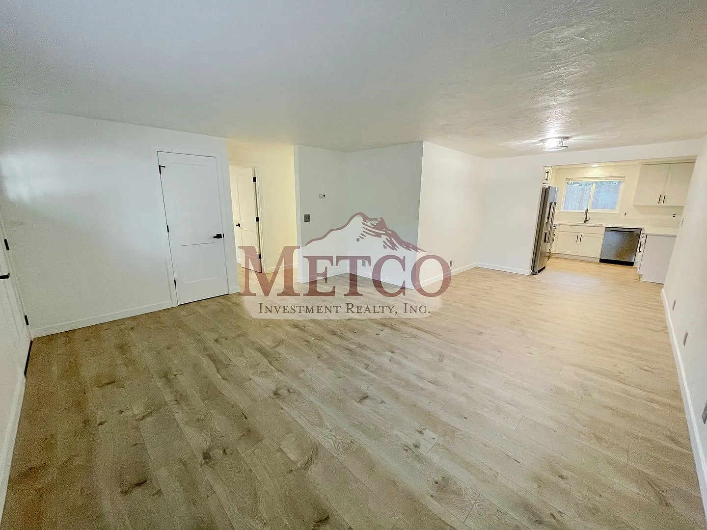 Beautiful 3 Bedroom House in Eugene w/ Attached Garage and Large Yard! — Photo 3
