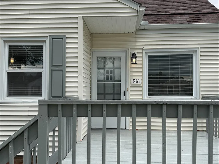 916 Clearview Ave — Photo 2