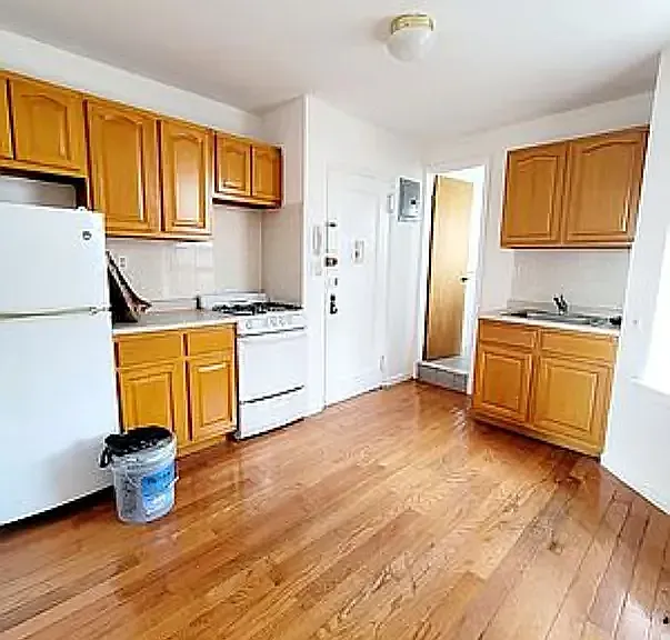 206 E 10th St #5V — Photo 4