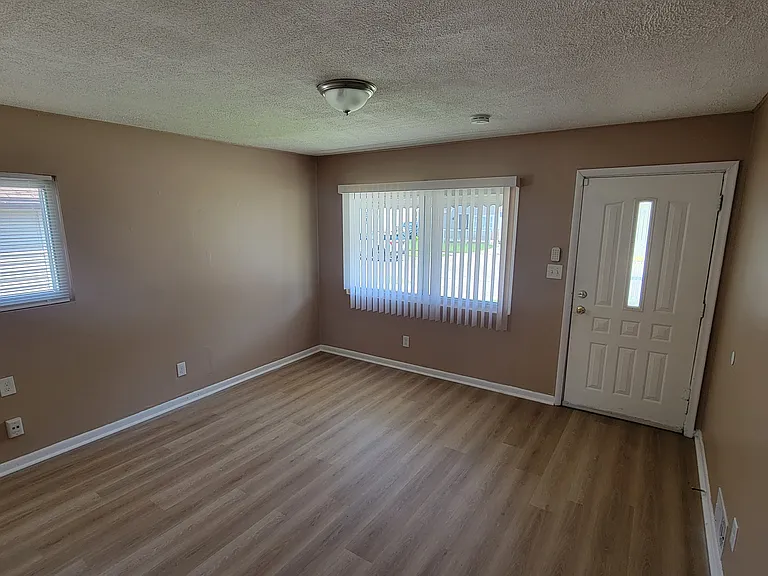 23153 Stewart Ave — Photo 10