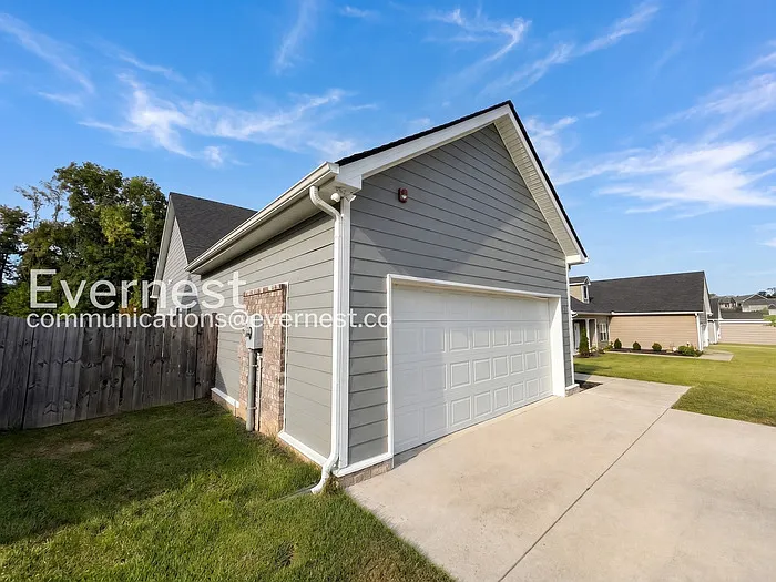 4 bed, 2.0 bath, 1624 sqft, $2,145 — Photo 2