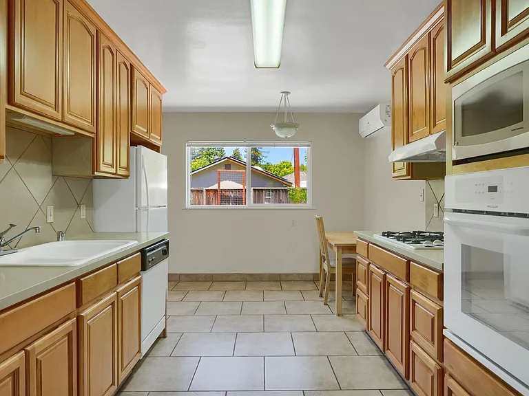 110 Paul Ave — Photo 5