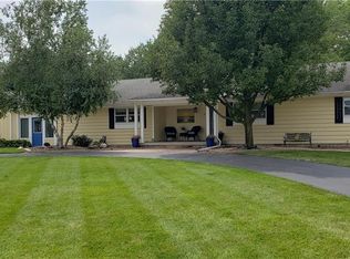 2 Valleyview Dr, Bowling Green, OH 43402