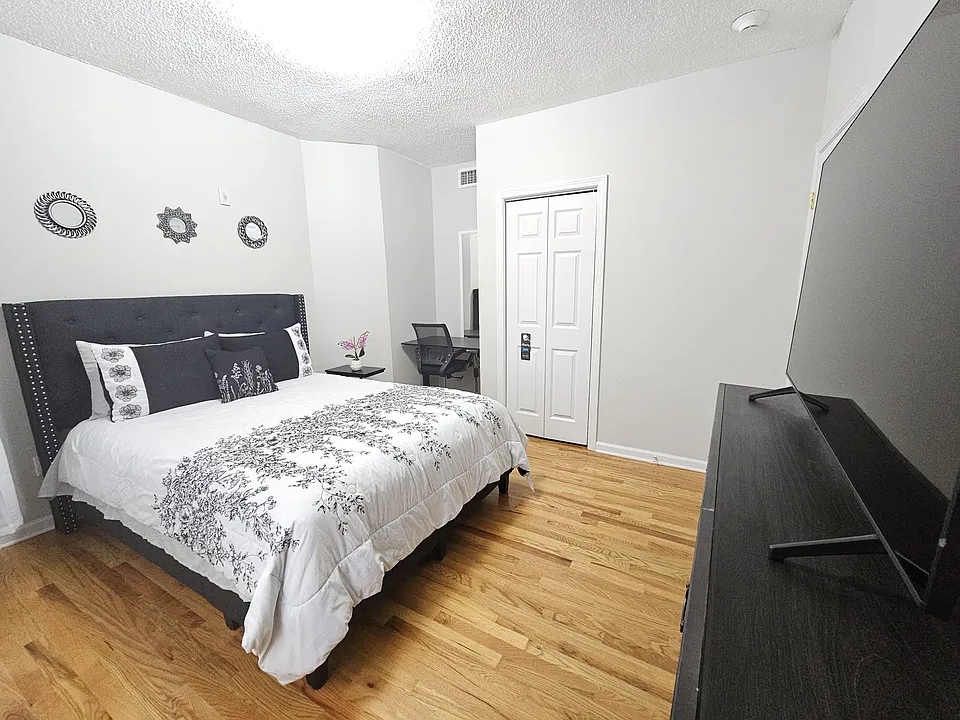 2335 Main St #2