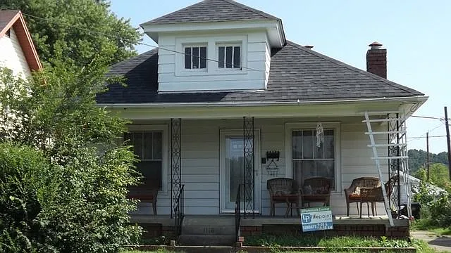 3 bed, 1.0 bath, 988 sqft, $1,000 — Photo 2