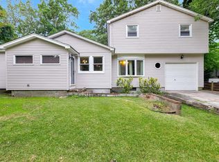 20 Biltmore Dr, Mastic Beach, NY 11951