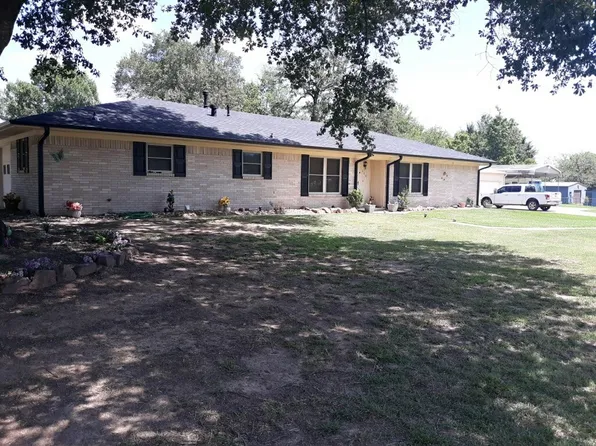 640 N Cedar St, Blossom, TX 75416