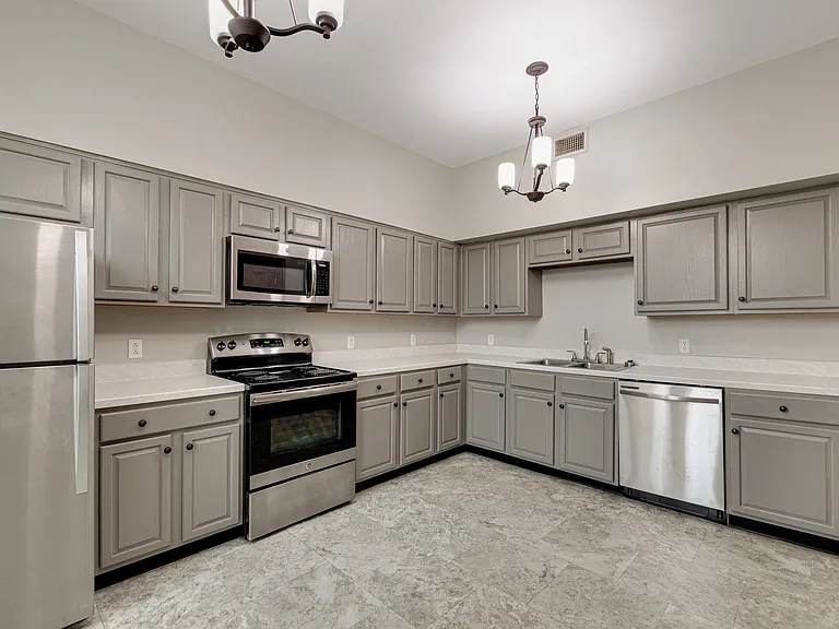 Fountain Plaza - Fitzgerald Apartments — Photo 15